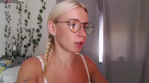 Snapshot of lavinell chatting on 27, 7, 2026 Mia online show from 27, 7, 2026