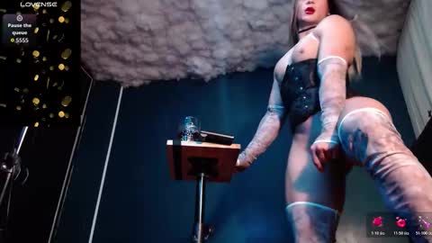 Layla   help me with your thumbs up its important  online show from 31, 10, 2025