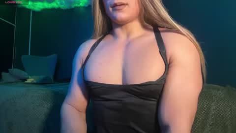 Snapshot of layla_dominac chatting on 26, 6, 2026 Layla help me with your thumbs up its important online show from 26, 6, 2026