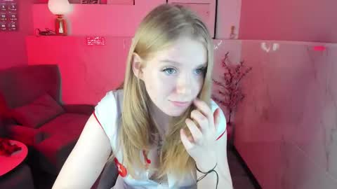 Snapshot of layla_glam chatting on 2, 10, 2025 layla_glam online show from 2, 10, 2025