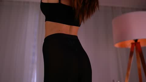 laylakristal online show from 10, 10, 2025