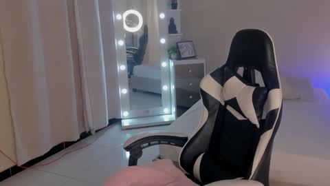 leahaltomm online show from 26, 2, 2025