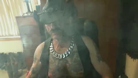 Snapshot of leathergreaser chatting on 28, 4, 2026 leathergreaser online show from 28, 4, 2026