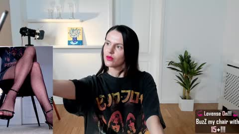 Elle  online show from 4, 1, 2025