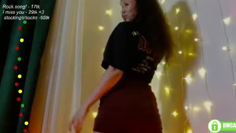 Snapshot of leia_bell chatting on 28, 6, 2026 hey Im Leia and I love rock online show from 28, 6, 2026