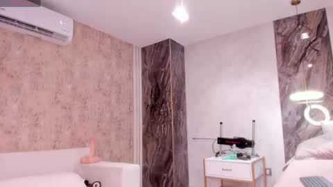 Lenathompson online show from 23, 4, 2026