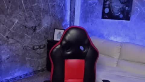 Leo independent model online show from 4, 3, 2026