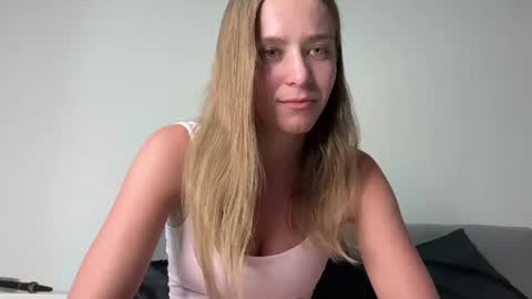 Snapshot of leona_grand chatting on 23, 6, 2026 Emma online show from 23, 6, 2026