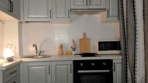  LESLIE   online show from 15, 12, 2025