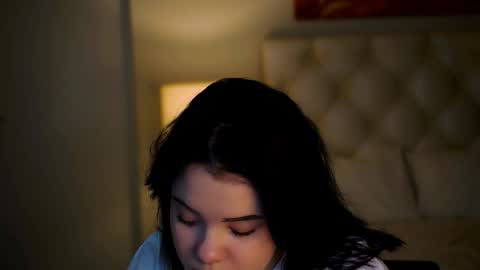 LeslieRowe online show from 19, 11, 2025