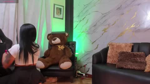 I am here from Monday to Friday from 730 am to 130 pm Colombia time and saturday from 500 am to 1000 am .... Soon Blue page online show from 15, 10, 2025