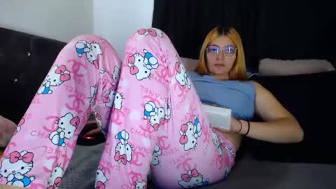 Snapshot of lessliee chatting on 10, 3, 2025 lessliee online show from 10, 3, 2025