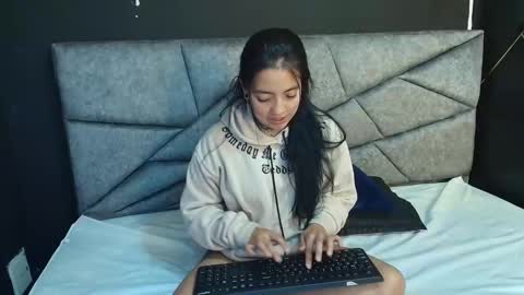 L I A M O N R O E online show from 26, 11, 2025