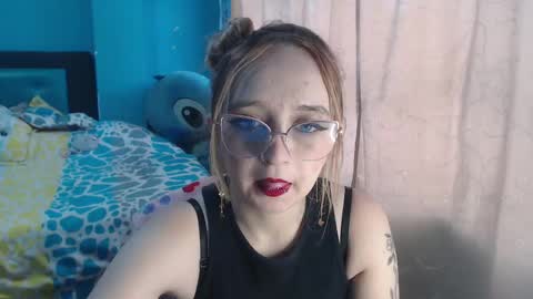 Lia Roberts online show from 3, 2, 2025