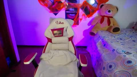 Snapshot of lika_little3 chatting on 3, 11, 2025 Liika online show from 3, 11, 2025