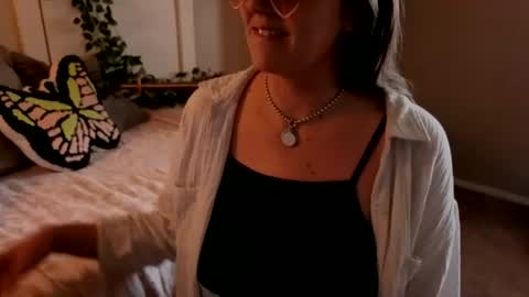Snapshot of like_cinnamon chatting on 5, 7, 2026 Synthia online show from 5, 7, 2026