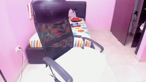 Snapshot of lil_mommy_slut chatting on 18, 11, 2025 lil_mommy_slut online show from 18, 11, 2025
