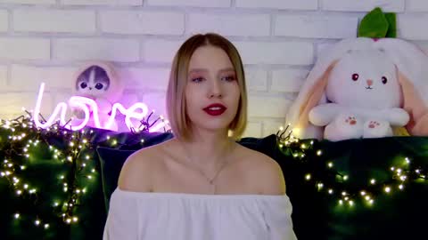 LiliLinn online show from 4, 3, 2025