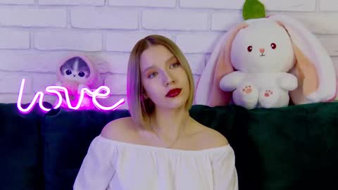 LiliLinn online show from 5, 3, 2025