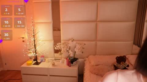 Lilly Colins online show from 8, 3, 2026