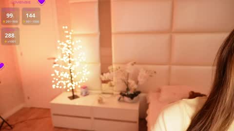 Snapshot of lilly_colins chatting on 7, 5, 2026 Lilly Colins online show from 7, 5, 2026