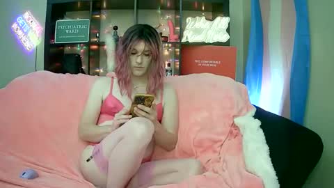 Snapshot of lillyvtrap chatting on 28, 9, 2025 lillyVonT online show from 28, 9, 2025