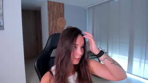 Snapshot of lindseyhallx chatting on 7, 8, 2026 call me annie online show from 7, 8, 2026