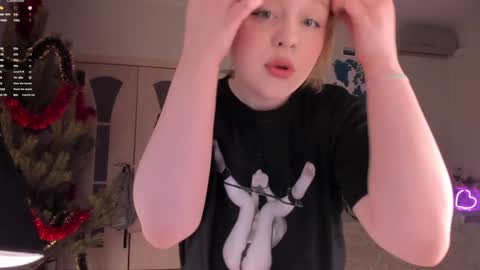 Snapshot of lisalaas chatting on 1, 1, 2025 -Lisa- Help me to reach 100 thumbs up3 online show from 1, 1, 2025