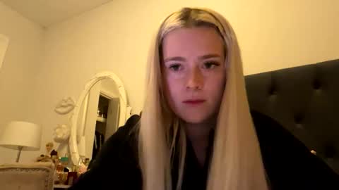 Snapshot of littleblonde010 chatting on 16, 11, 2025 Littleblonde010 online show from 16, 11, 2025