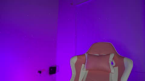 littlee_emma_ online show from 18, 2, 2026