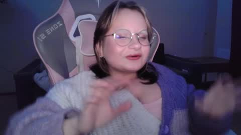 Snapshot of littlehera chatting on 24, 10, 2025 Esfir online show from 24, 10, 2025