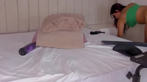 Snapshot of littleoliviia_ chatting on 21, 2, 2025 im olivia IG littleolivia01 online show from 21, 2, 2025