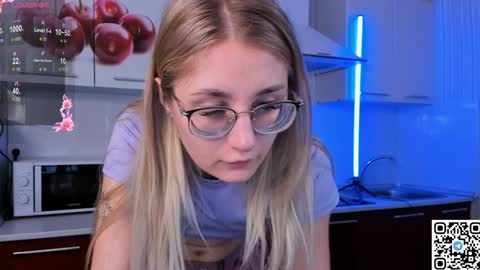 Snapshot of livyybosom chatting on 10, 12, 2024 My name is Livy Nice to meet you Thumbs up please its important online show from 10, 12, 2024