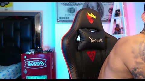 logan_hugh8 online show from 26, 2, 2025