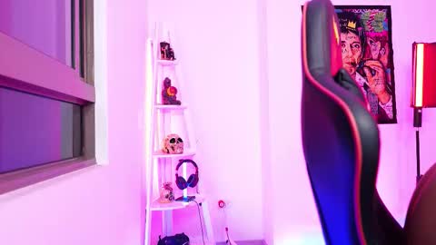 logan_hugh8 online show from 18, 10, 2025