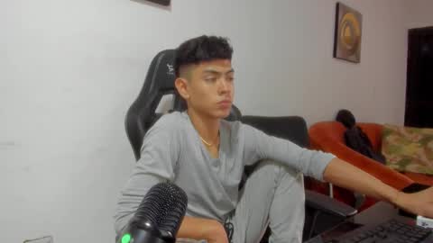 Snapshot of logantwink18 chatting on 3, 3, 2026 logantwink18 online show from 3, 3, 2026