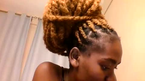 Snapshot of lola_allure chatting on 20, 5, 2026 lola_allure online show from 20, 5, 2026