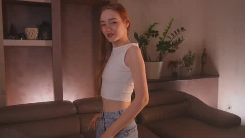 Snapshot of lonabirdon chatting on 27, 5, 2026 Mary online show from 27, 5, 2026