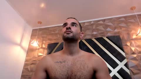  L O R E N Z O  Thumbs Up help  online show from 4, 3, 2025