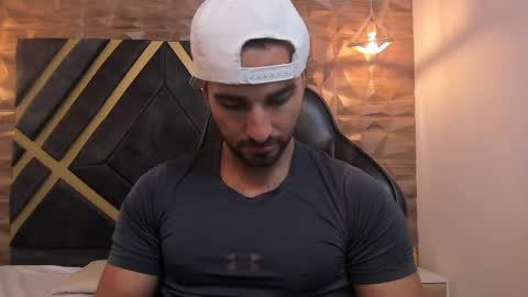  L O R E N Z O  Thumbs Up help  online show from 7, 3, 2025