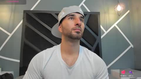  L O R E N Z O  Thumbs Up help  online show from 20, 9, 2025