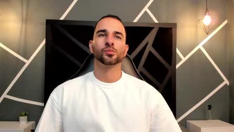  L O R E N Z O  Thumbs Up help  online show from 10, 10, 2025