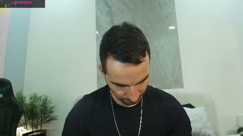 Snapshot of lorenzo_walker_ chatting on 26, 6, 2026 L O R E N Z O Thumbs Up help online show from 26, 6, 2026