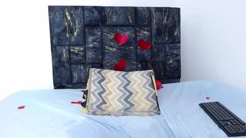 loretahorny online show from 15, 2, 2025