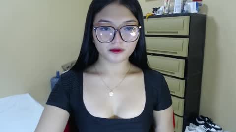 Snapshot of lovely_laura09 chatting on 12, 12, 2024 Lovely Laura online show from 12, 12, 2024