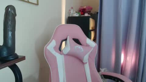 Snapshot of lovely_laura09 chatting on 18, 10, 2025 Lovely Laura online show from 18, 10, 2025