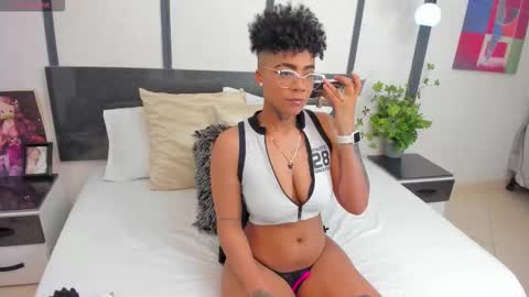  lucia wallace  online show from 28, 11, 2025