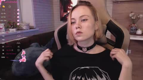 Snapshot of lucy_mirror chatting on 9, 9, 2025 Lucy online show from 9, 9, 2025