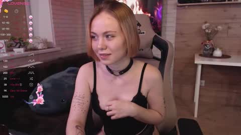 Snapshot of lucy_mirror chatting on 11, 9, 2025 Lucy online show from 11, 9, 2025