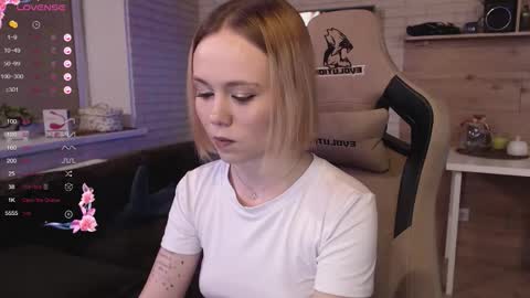 Snapshot of lucy_mirror chatting on 13, 9, 2025 Lucy online show from 13, 9, 2025